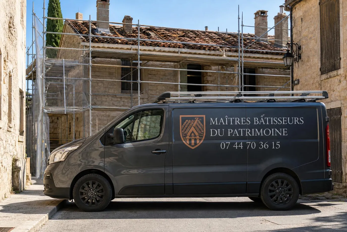 Camion d'atelier Maîtres Bâtisseurs du Patrimoine devant un chantier de toiture à Bandol