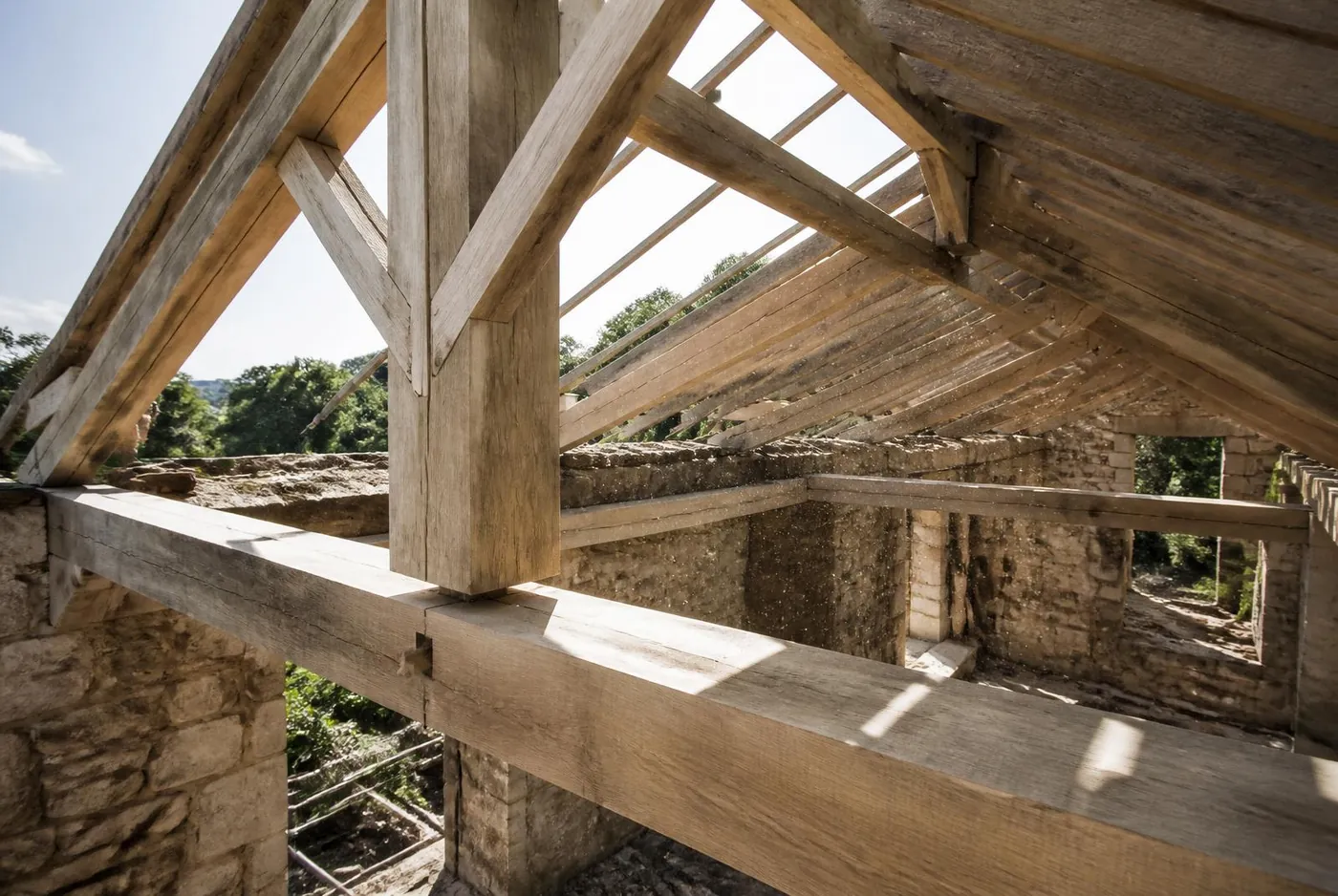Charpente traditionnelle en chêne assemblée à Cotignac sur un mas provençal