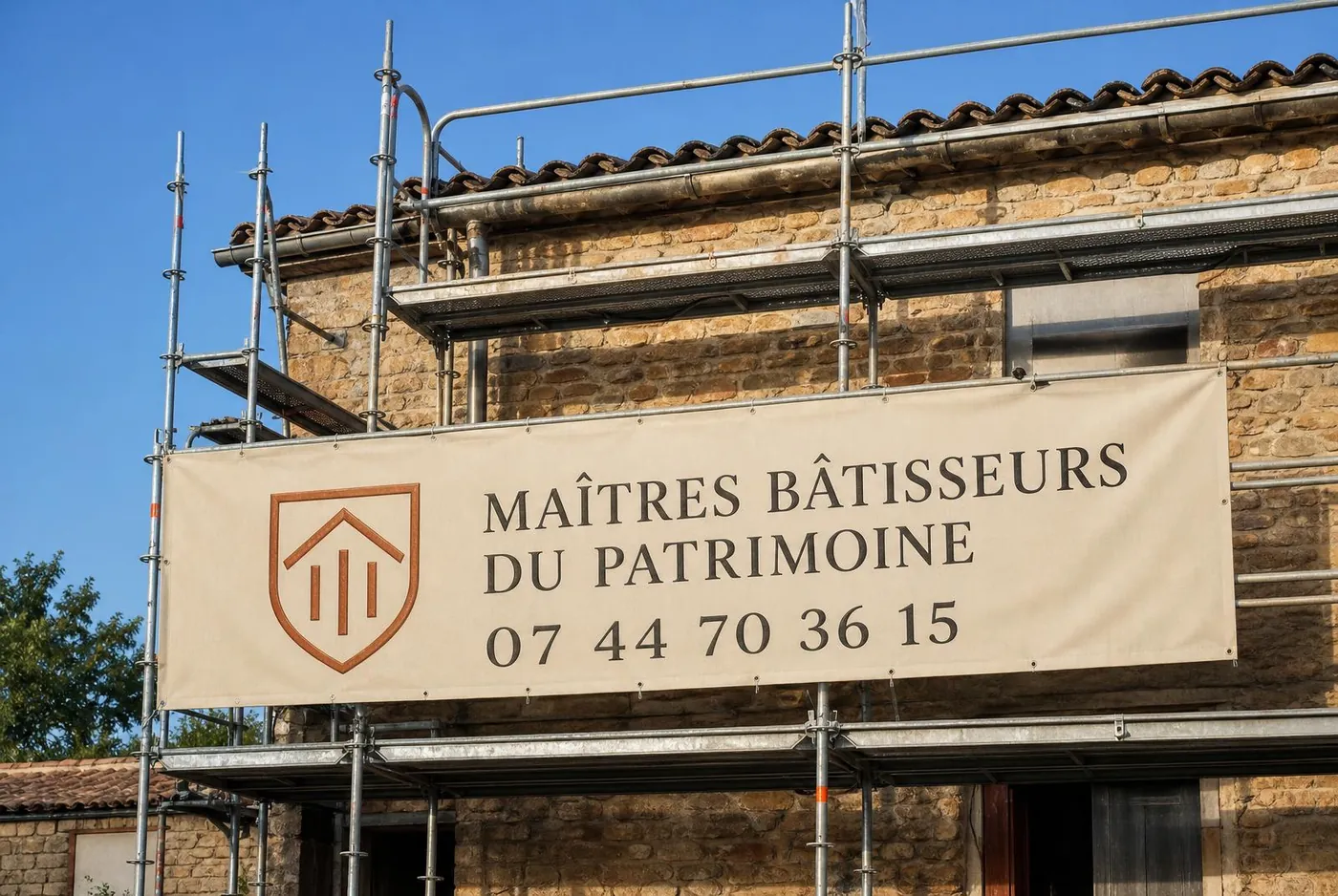 Échafaudage de chantier avec banderole Maîtres Bâtisseurs du Patrimoine et numéro 07 44 70 36 15 à Hyères