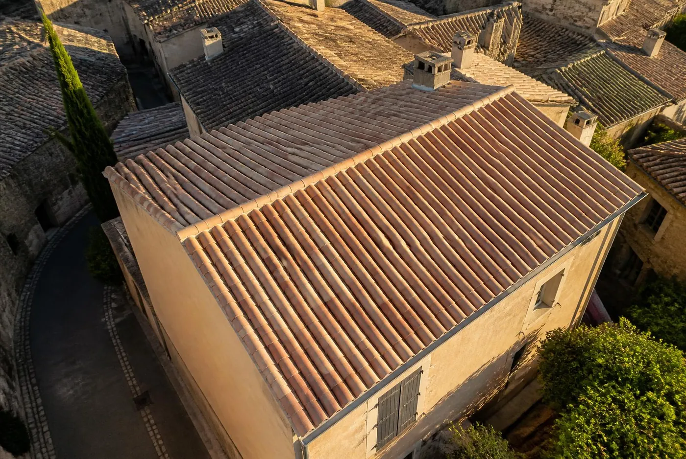 Vue aérienne d'une toiture en tuiles canal entièrement rénovée au Castellet